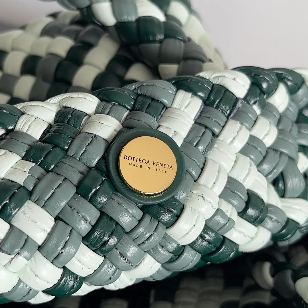 Batch 3760 BV collectible small woven handbags are really YYDS!! Bottega Veneta’s most classic small woven handbags are back! ! We use the highest quality leather with the highest craftsmanship❤️ to create the most expensive works. We have created the Intrecciato leather weaving process❤️ This unique traditional exclusive leather weaving method has not only become our logo but also reflects the time-consuming and labor-intensive craftsmanship of our products❤️ The new TOSCA handbag must be a selection worth collecting🆕 Style number: 776755 Size: 20*15.5*7cm